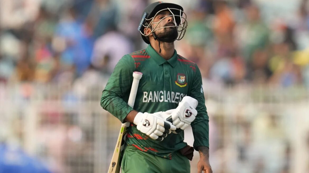 পরপর ৭ উইকেট বিলিয়ে হারের পথে বাংলাদেশ